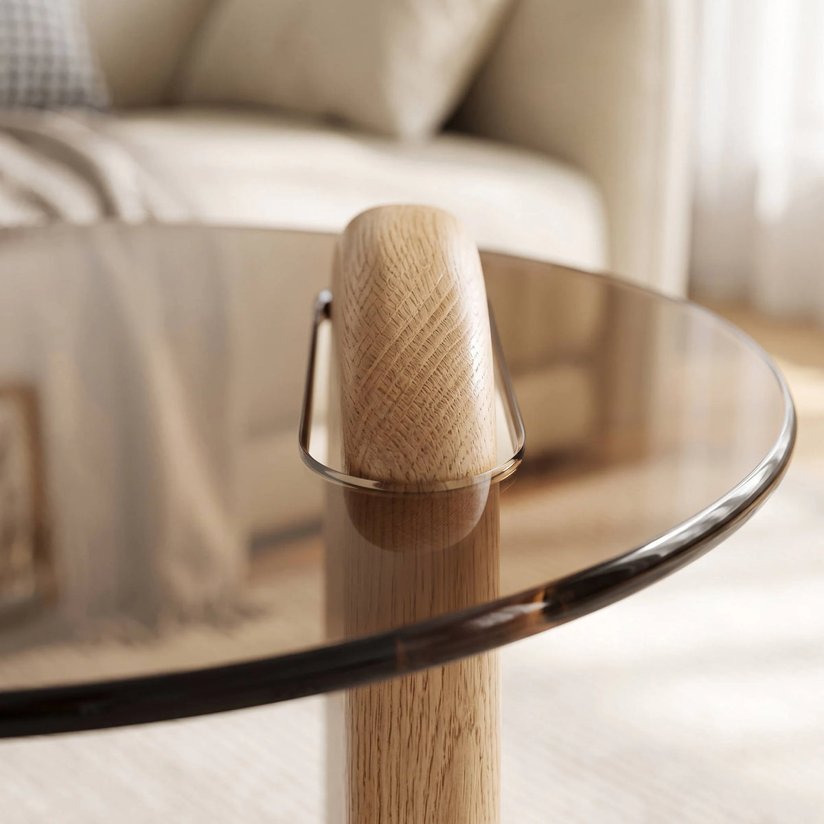 Gros plan sur la texture du plateau en verre de la table Aube