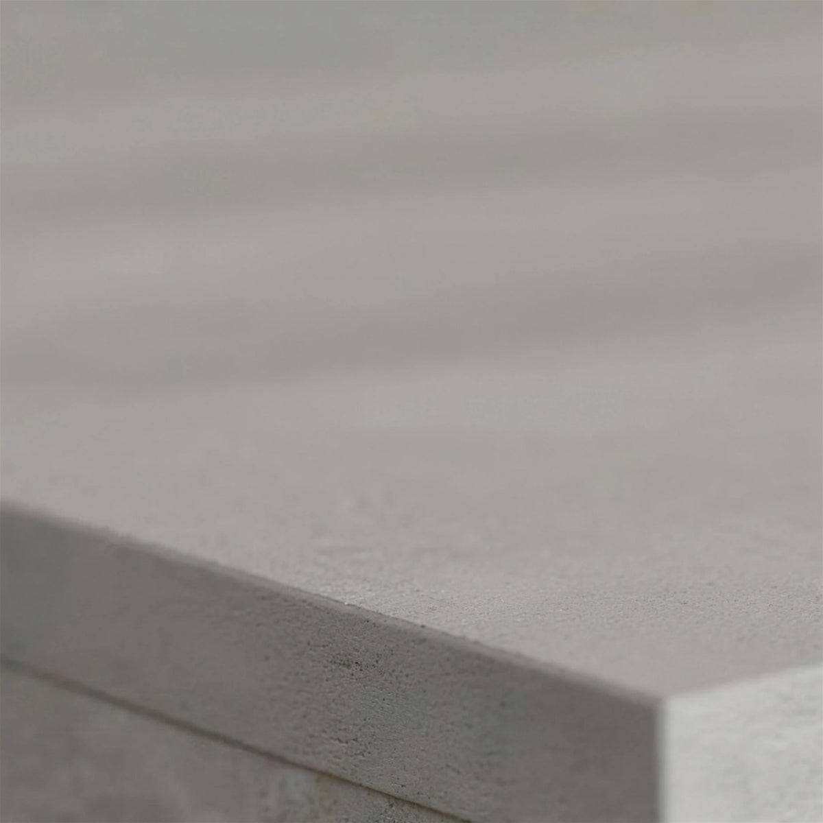 Gros plan sur la matière effet béton du plateau
